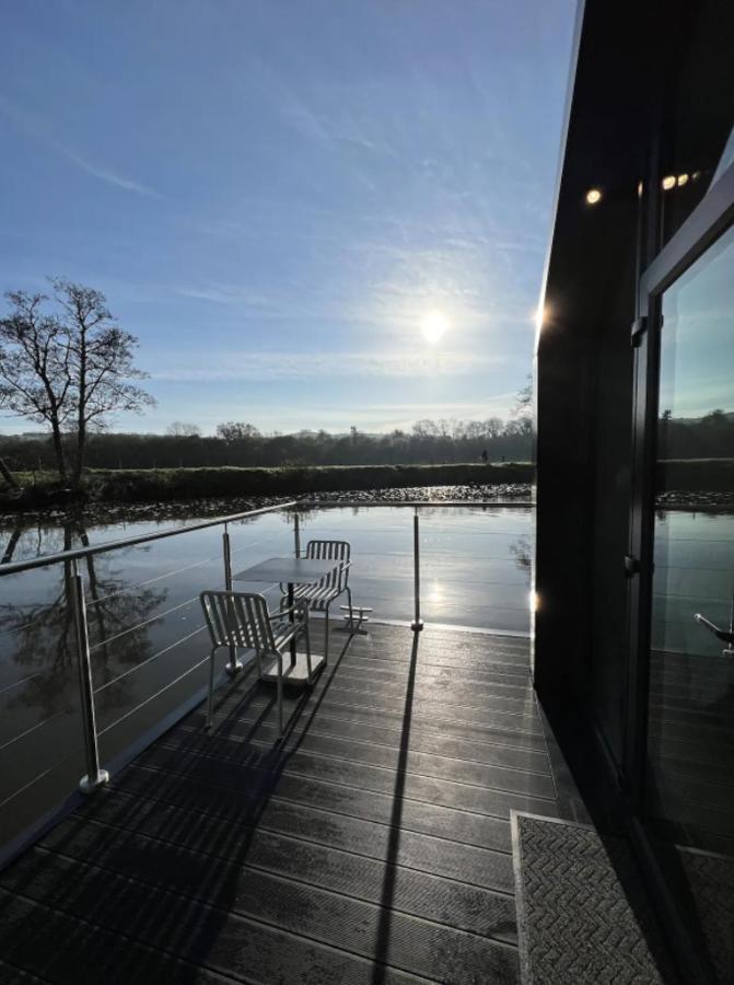 Water Cabin With Water Sports Equipment And Bikes, Bath Bristol Esterno foto